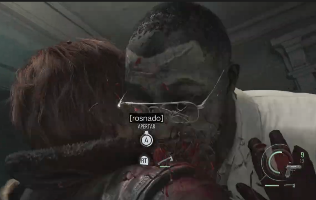 Cena de gameplay em que um inimigo agarra o personagem. Na tela aparece um Quick Time Event, com a instrução  apertar A”, indicando que o jogador precisa pressionar o botão rapidamente para se soltar.
